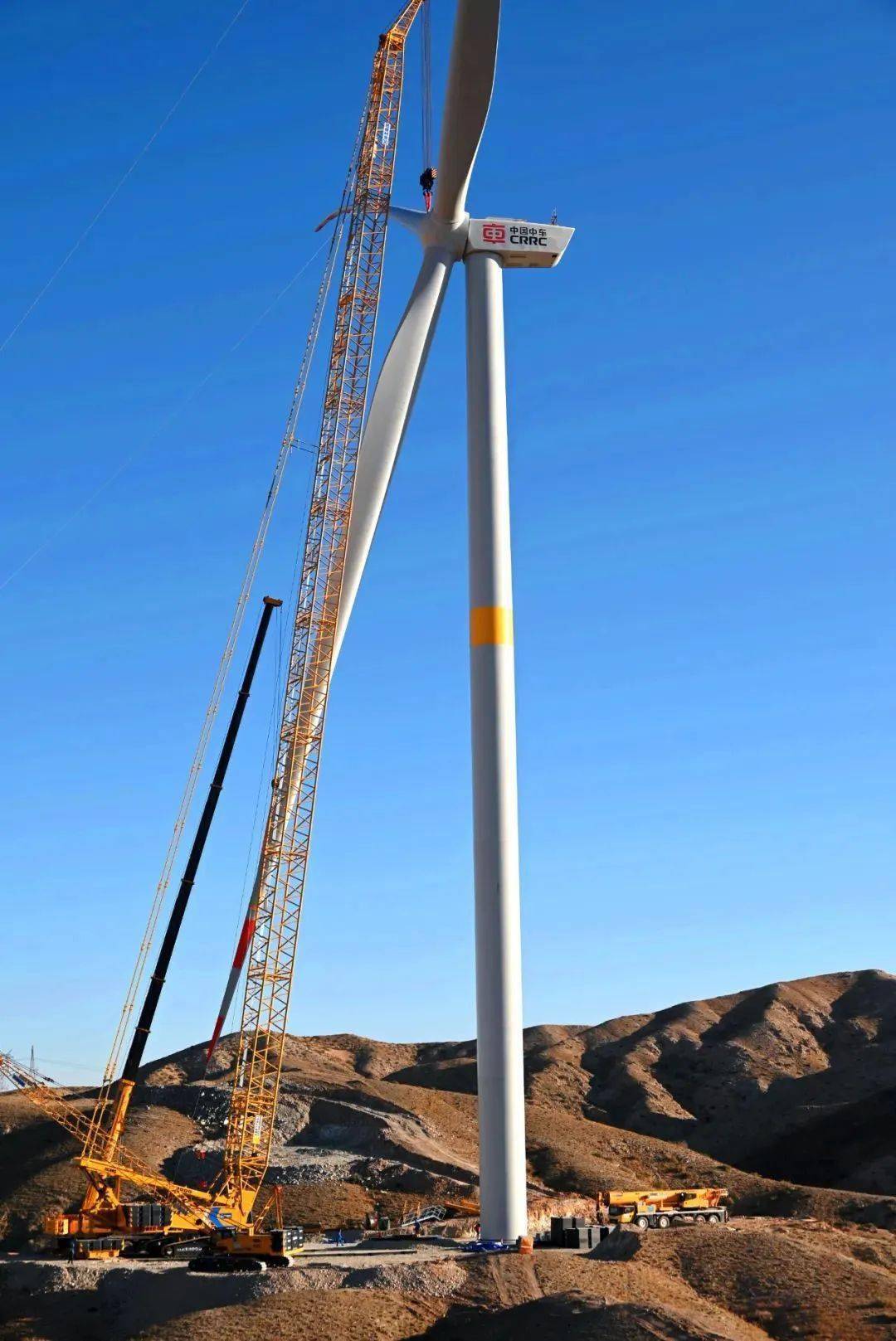 華潤新能源阿拉善宗別立200兆瓦風(fēng)電項目成功完成首臺風(fēng)機吊裝